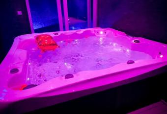 Appart avec jacuzzi, hammam et terrasse has rooms with a private hot tub