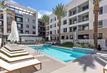 Tempe Luxury Living by The Lake has rooms with a private hot tub