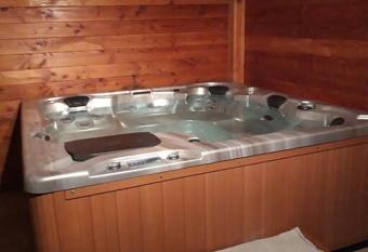 Maison de campagne    15 km du ZooParc de Beauval has rooms with a private hot tub