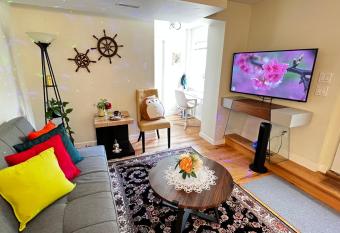 Snug Garden Villa; Walk to Beach & shopping Mall allows 18 year olds to book a room