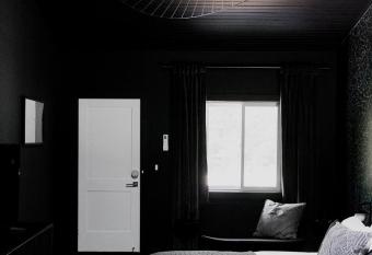 The Norsdale plus CMYK Motel on 10 acres in Phoenicia has rooms with a private hot tub