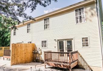 Relaxing 3bed 2.5 bath home has Balcony rooms