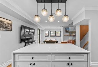 Private Gated Sailor Moon House in Williamsburg w/ GYM has Balcony rooms