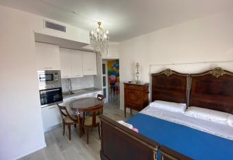 attico con terrazzo solare has Balcony rooms