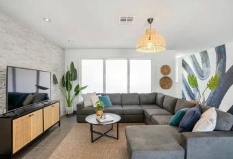 La Maison Oasis has rooms with a private hot tub