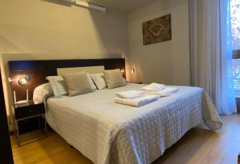 Andino Apartaments Rental Capital has rooms with a private hot tub