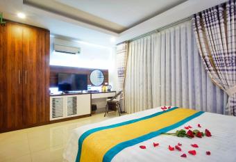 MAY HOTEL PHU QUOC BAI TRUONG has rooms with a private hot tub