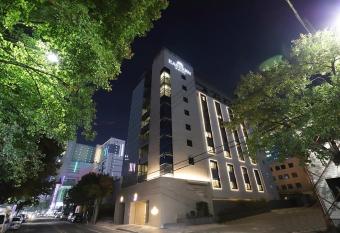 Dongdaegu Station Eastern Hotel allows 18 year olds to book a room