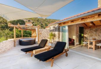 Villa Teza Hvar has rooms with a private hot tub