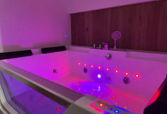 Gold Sleep apartament we Wroc  awiu z prywatnym jacuzzi i du  ym       kiem has rooms with a private hot tub