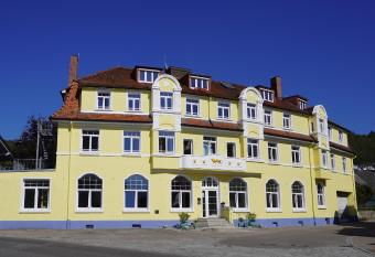 Goldener L  we allows 18 year olds to book a room