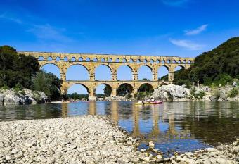 A proximit   le Pont du Gard,Nimes,Avignon allows 18 year olds to book a room