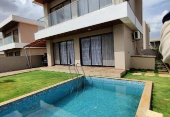 Casa Del Capitan-2BHK with Private Pool & Lawn. has Balcony rooms