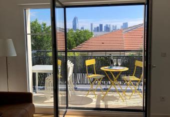 Very nice and quiet 38 m in Suresnes has Balcony rooms