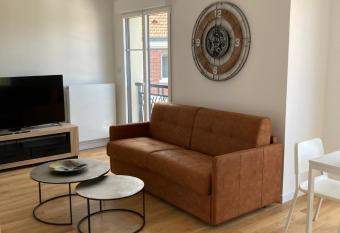 Superb 45 m quiet in Suresnes has Balcony rooms