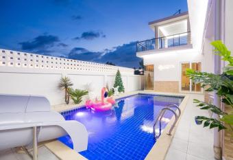 Platinum Pool Villa allows 18 year olds to book a room