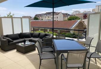 Very nice and quiet 42 m in Suresnes has Balcony rooms