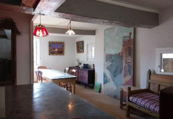 Charme centre historique 17e si  cle allows 18 year olds to book a room