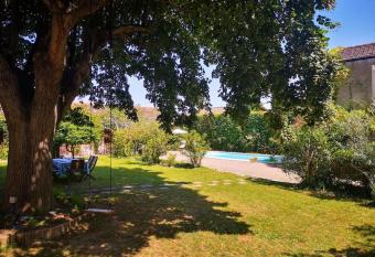 Belle maison de ma  tre    200 m du Canal du midi has Balcony rooms