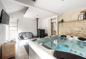 My Home Prestige / SPA Privatif has rooms with a private hot tub