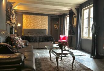 LA BLACK ROOM / Les suites romantiques    Honfleur centre historique allows 18 year olds to book a room