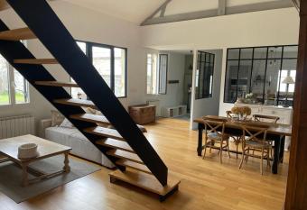 Charmante Echoppe en pierre proche gare allows 18 year olds to book a room