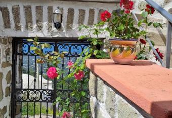 La casa del Bijoux allows 18 year olds to book a room