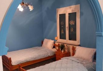 LARRY S HOUSE has Balcony rooms