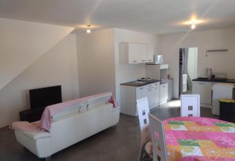 R  sidence    15 minutes de la mer has Balcony rooms