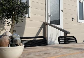 Chalet Nes Ameland 1 minuut van het strand. has Balcony rooms