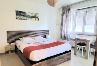 HAPPY STUDIO 35 ST Louis allows 18 year olds to book a room