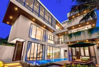 Luxurious 7-Bedroom Garden Villa with Sauna + Pool has rooms with a private hot tub