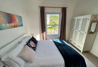 Cosy Seaside Beach House for Cornish Getaway Dog Friendly allows 18 year olds to book a room