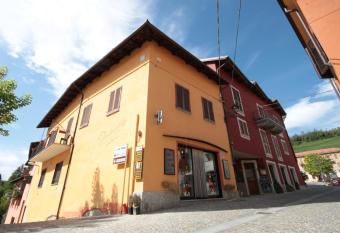 Vicolo del Pozzo allows 18 year olds to book a room