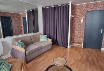 Jolie studio plein c  ur de centre ville avec balcon has Balcony rooms