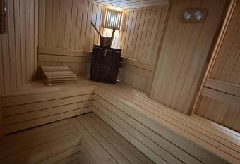 Lion Cage Inn has rooms with a private hot tub