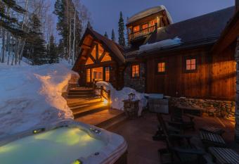 Winterfell telluride - Slopeside Ski In Ski Out Access - 5bd, 4.5ba, sleeps 13 has rooms with a private hot tub