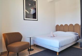 The Happy Stay - Duke Housing allows 18 year olds to book a room