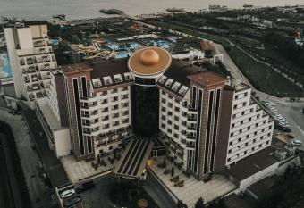 Saturn Palace Resort has rooms with a private hot tub