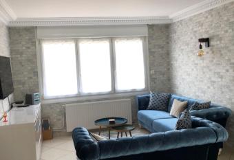 Maison de ville proche de la mer allows 18 year olds to book a room