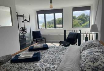 ROOMZ TOWNHOUSE NO 20 allows 18 year olds to book a room