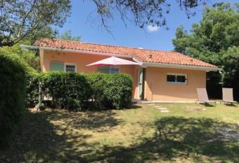 Maison avec jardin, 400 m du lac, 10 mn de l oc  an has Balcony rooms