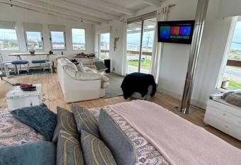 Casa Sta Monica a50m de la playa allows 18 year olds to book a room