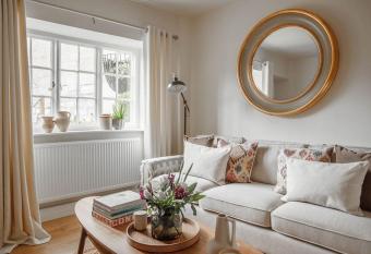 Stylish Painswick Getaway has Balcony rooms