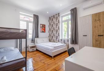 Blue house Sofia Top Center 3BDR family & friends has rooms with a private hot tub