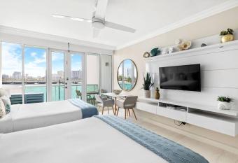 El Sol Ocean View - Exclusive - 4 Guests has rooms with a private hot tub