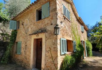 LI SIAN BEN LA CROIX ST FRANCOIS allows 18 year olds to book a room