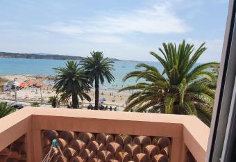 La R  sidence has Balcony rooms