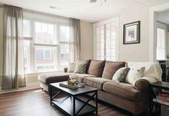 Cherry Street Retreat B - 2BR/1BA APT near River has Balcony rooms