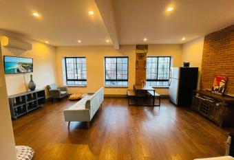 Central Brooklyn Loft. 4 stops to Manhattan. has Balcony rooms
